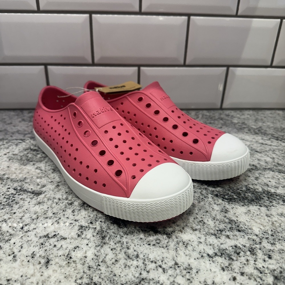 Native Jefferson Hollywood Pink Slip On Waterproof Shoes girls junior 5 Womens 7